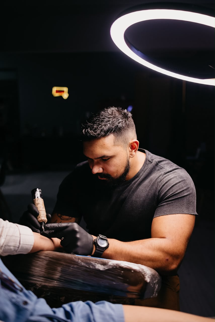 Felipe Santos tatuando em seu estúdio na Avenida Paulista